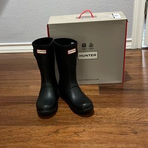 Like new - Hunter black boots - 8